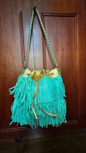 Bolsa Saco Feminina MIMS Couro Franjas Turquesa e Dourado