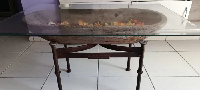 Mesa de centro rústica com gamela antiga e tampo de vidro