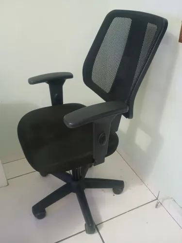 Vendo cadeira de escritório ergonômica e em ótimo estado de conservação pouco tempo de uso