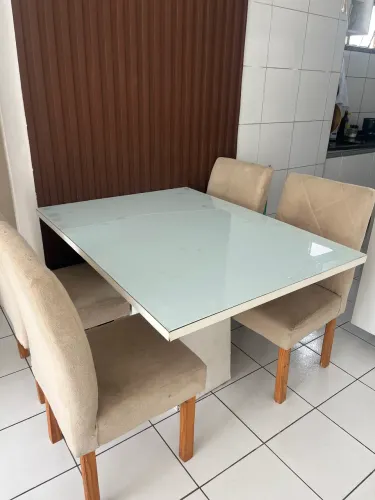 Mesa com 4 cadeiras 