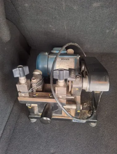 VENDO MAQUINA DE COPIAR CHAVE