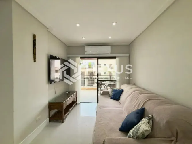 Apartamento reformado com varanda e lazer a 400m da praia na Enseada, Guarujá