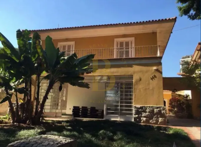 Casa ampla e charmosa á venda com 6 dormitórios e 4 vagas na Vila Madalena