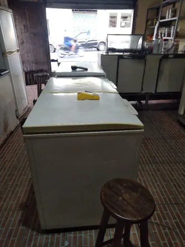 Vende-se Bar completo para retirada .Freezer 2 grandes 1 pequeno ,geladeira de avícola.