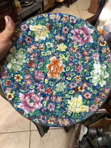 Prato em porcelana chinesa em perfeito estado.