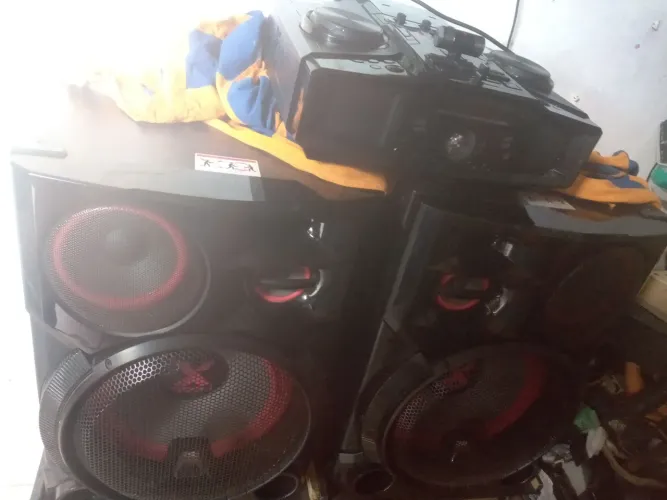 Aparelho de som (LG) 9960 XBOOM ele está apresentando um pequeno problema que para volta.
