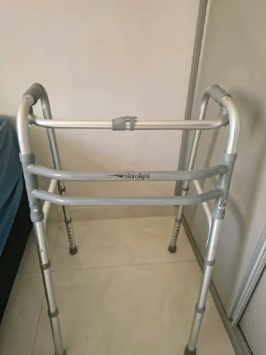 Andador alumínio regulável