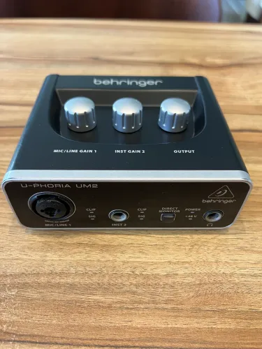 Interface de áudio - Behringer U-Phoria UM2