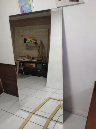 Espelho com borda lapidada medindo 1,53 x 0,80
