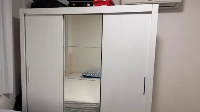 Guarda-roupa com espelho