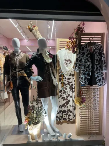 LINDO FUNDO DE LOJA MODA FEMININA<br>Mobiliário de alto padrão