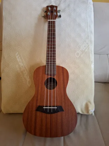 Ukulele Concert Tagina 23K Mahogany (Semi-novo + Bag) - Impecável!