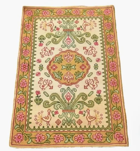Lindo tapete arraiolo rosa e verde