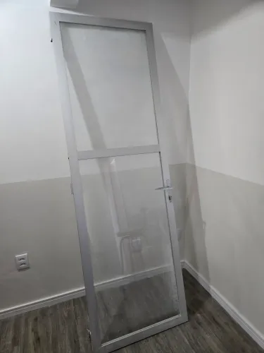 DOAÇÃO: Porta de alumínio e vidro 2,25 m altura X 0.73 m largura