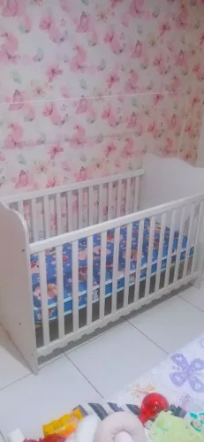 Vendo um berço infantil semi novo .