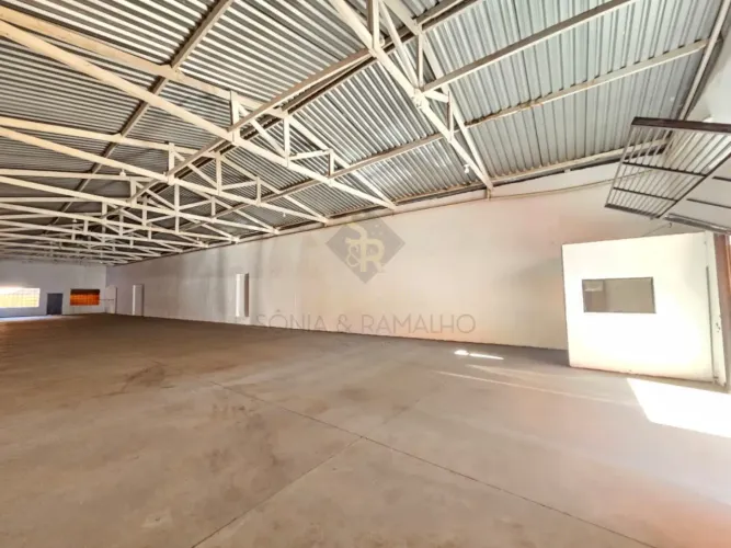 Amplo galpão para locação no Centro, em Ribeirão Preto/SP.