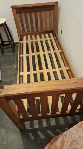 Vendo uma cama de solteiro. 