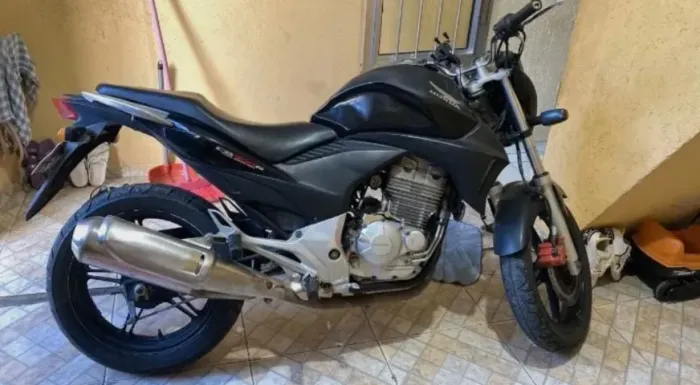 Vendo Honda CB 300R preta, ano 2010.