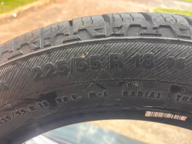 Par de pneus novos