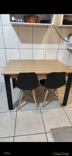 Conjunto de mesa com duas cadeiras: R$250