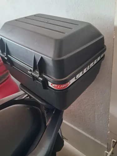 Baú pra moto super conservado ( vendo pcx 2020 aceito troca menor)