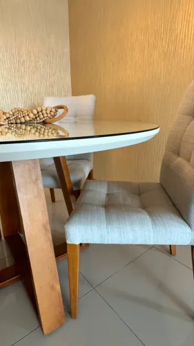 Mesa de 4 cadeiras em ótimo estado