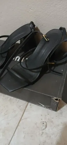 Dois sapatos pretos de salto tamanho 38/39