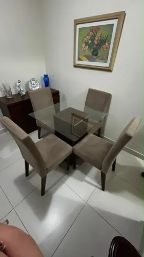 Mesa com 4 cadeiras e tampo de vidros