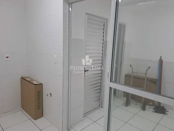 Duas pequenas salas totalizando 11,30 m² ideal para pequeno negocio de estética e beleza.
