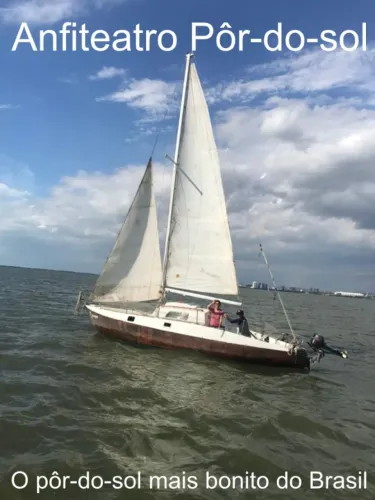 VELEIRO 28 PÉS COM MOTOR DE CENTRO VOLVO PENTA MB10