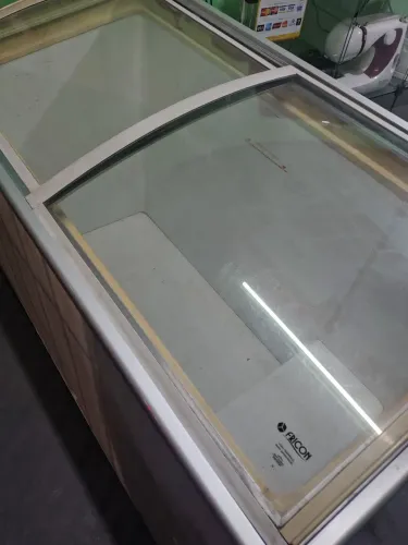 Freezer horizontal tampa de vidro marca fricon voltagem 220v parcelo no cartão.