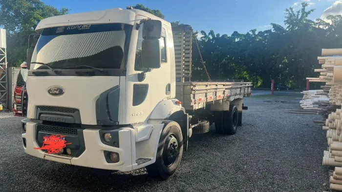 FORD CARGO 1319 ano 2013