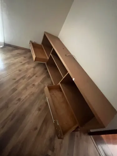 Rack na cor Carvalho, com duas gavetas e 4 nichos