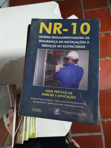 Doam-se livros de Técnico de segurança do trabalho (do Senac) e de pedagogia