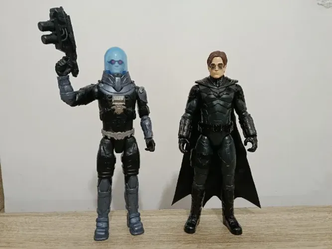 Kit de Bonecos DC - Bruce Wayne e Mr. Freeze