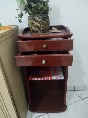 Pequena mesa auxiliar de canto