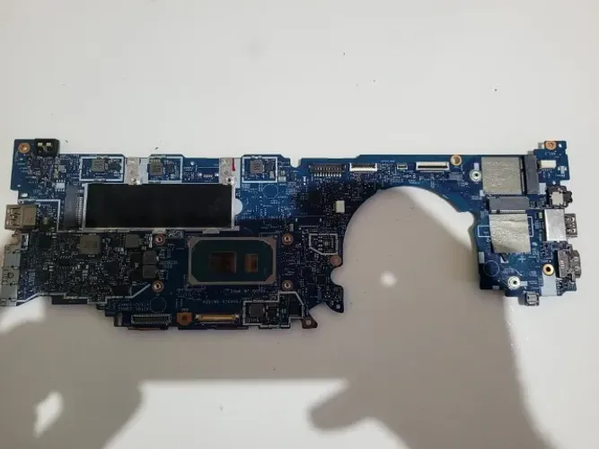 Placa Dell Latitude 5320 com defeito