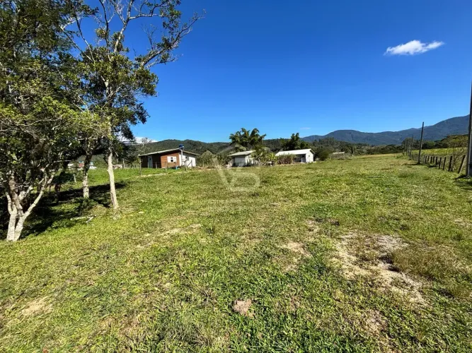 Área rural plana de 7.540 m² com galpão e estrutura para sítio em Paulo Lopes/SC