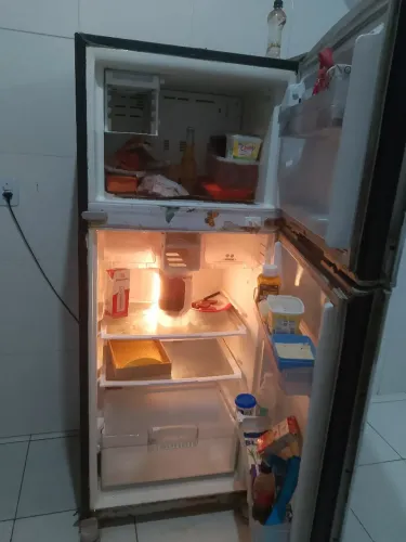 Vendo uma geladeira conservada funcionando perfeitamente