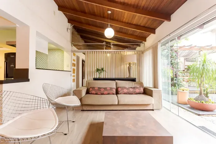 Sobrado de 211m² e 115m², 5 quartos, suíte, 3 banheiros, churrasqueira - Bairro Santa Quit