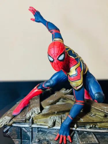 ESTÁTUA HOMEM-ARANHA 1/10 DA IRON STUDIOS