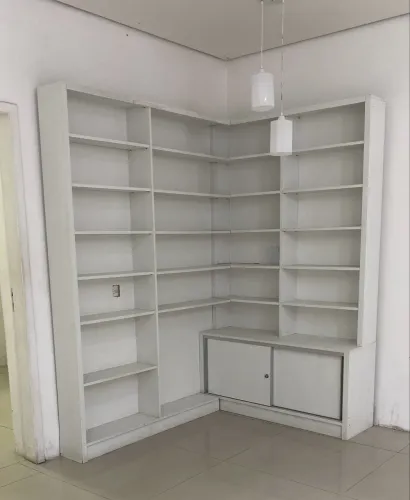 Título: Estante de Canto em MDF Branco com Balcão - Excelente Estado