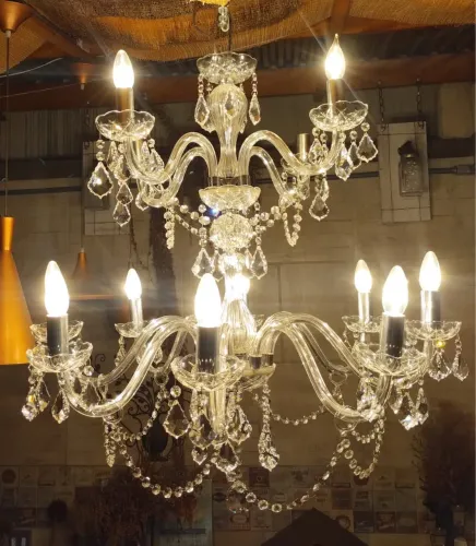 Lustre Maria Tereza com 12 braços e decorações em cristais lapidados