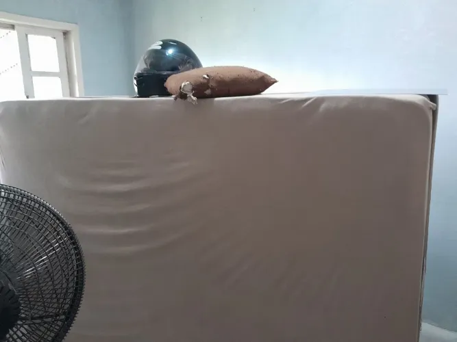 Base e colchão de casal.