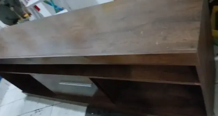 Rack com painel, na cor marrom usado em excelentes condições.