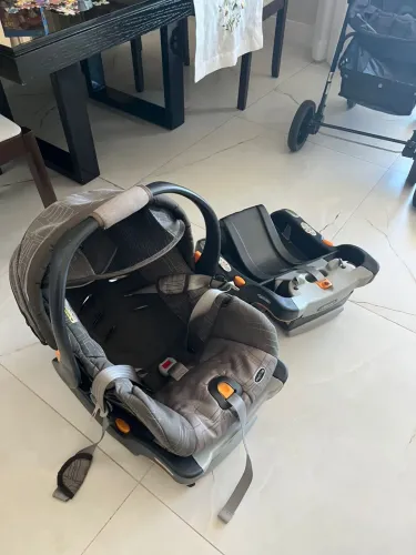 Bebê conforto Chicco e base isofix
