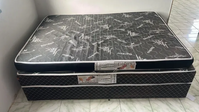 Vendo base com colchão 