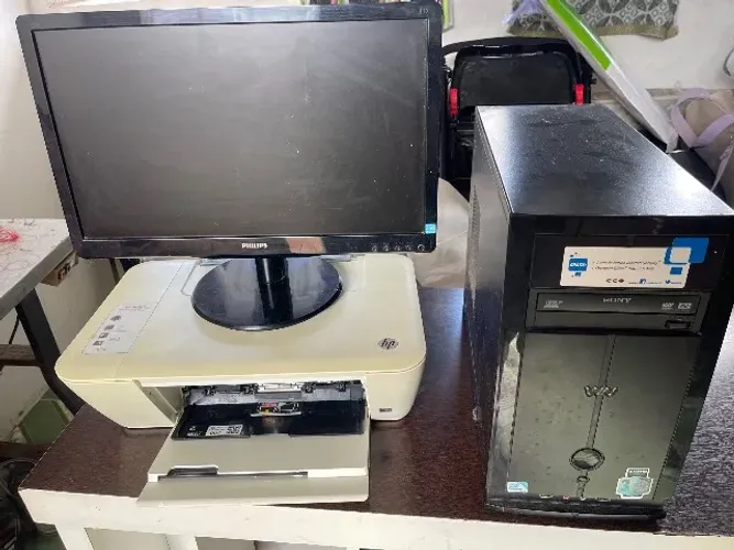 Pc antigo funcionando, com uma impressora hp sem os cabos