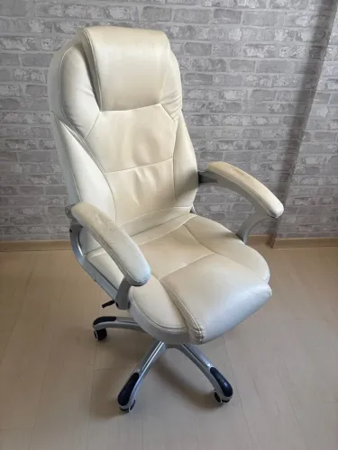 Cadeira Presidente de Escritório - Couro Sintético - R$ 280