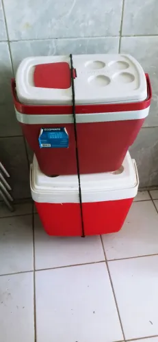 Caixa termica novas nunca foi usado mas carrinho